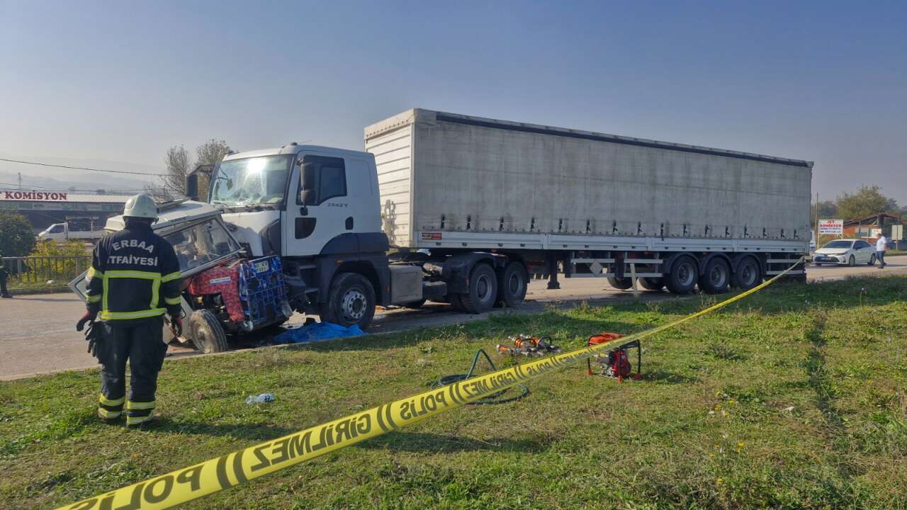 Askeri TIR traktörle çarpıştı! Karı koca hayatını kaybetti 8